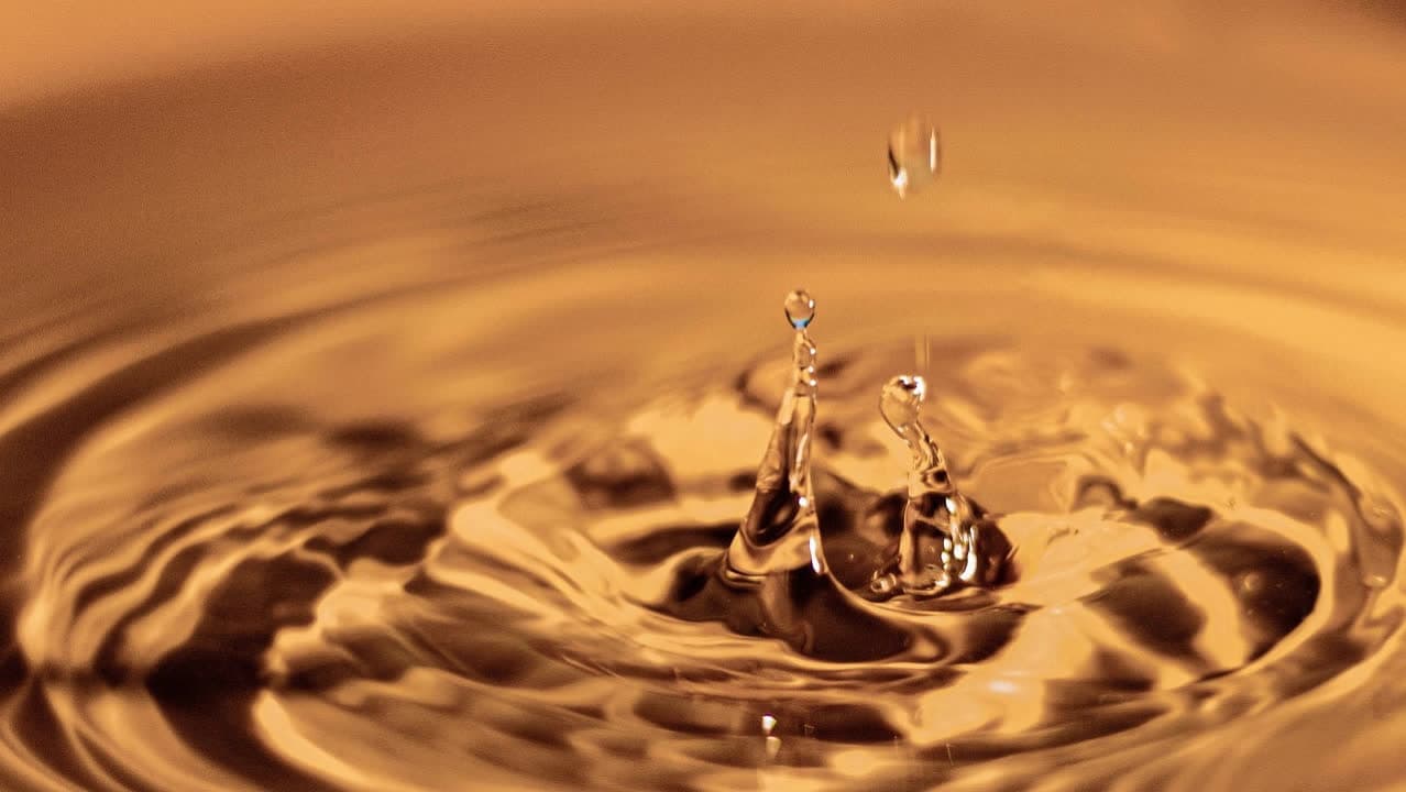 Wassertropfen auf glatter Oberfläche – Webdesign Textur & Frische Wassertropfen auf glatter Oberfläche – Webdesign Textur & Frische